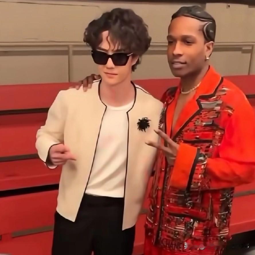 王一博越来越国际范儿啦！最近他状态轻松又自信，还和自己年少时的偶像A$PR