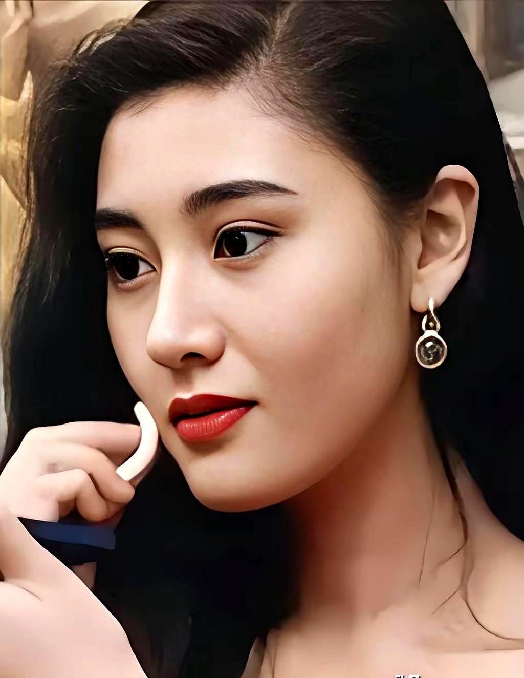 身高一米七二，体重死死卡在50公斤。这是李嘉欣的美，一种带着侵略感的、刀锋一样