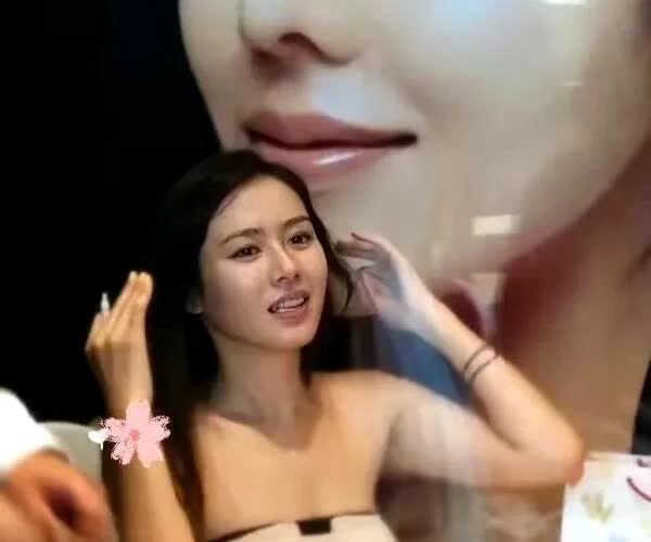孙艺珍这状态简直逆天！一袭红裙勾勒出傲人曲线，皮肤白皙似雪，吹弹可破。轻抬眉眼浅