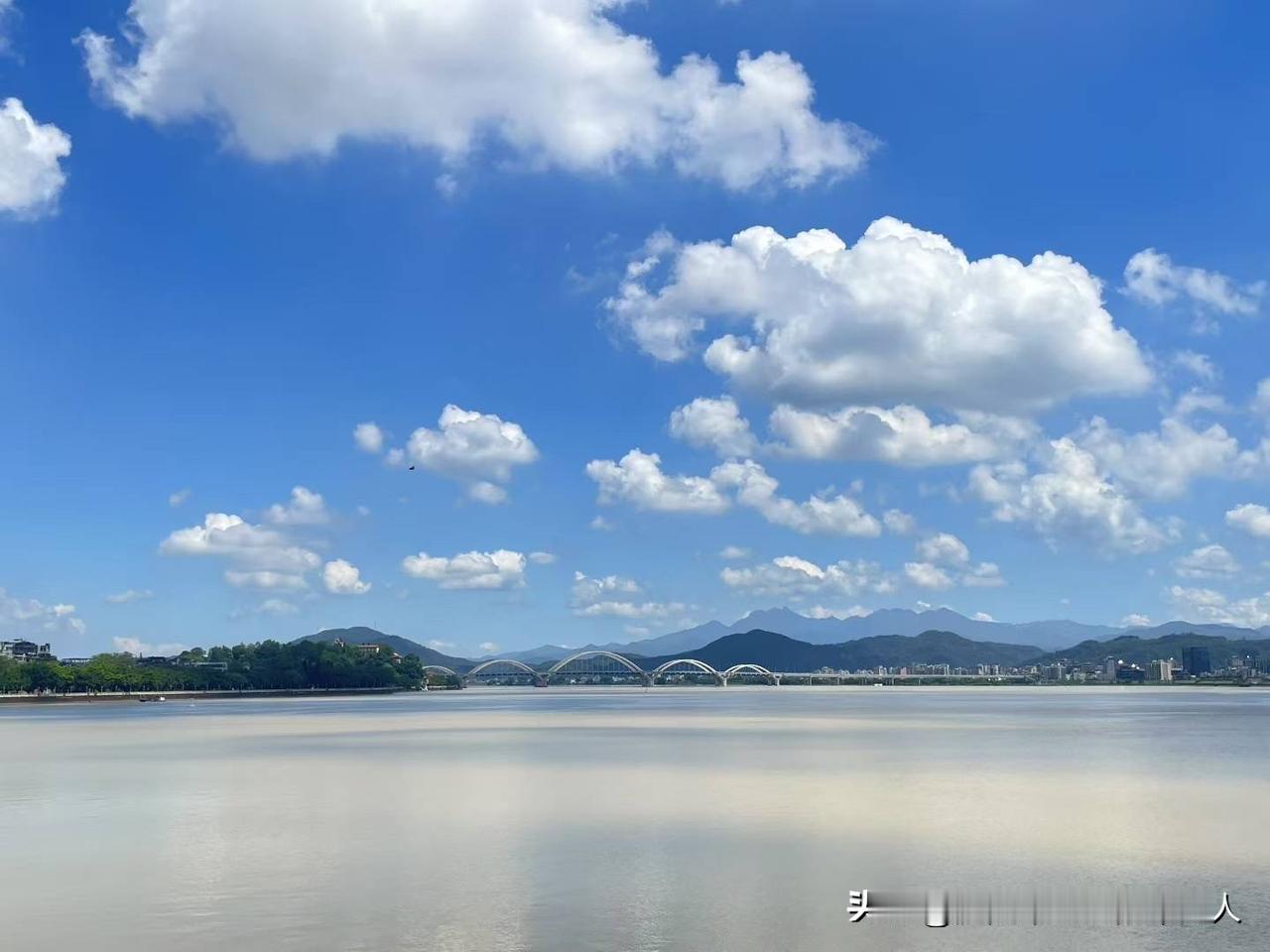 真想不到，现在找对象的标配，竟然是父母要有退休金。我们单位前不久入职个小伙子