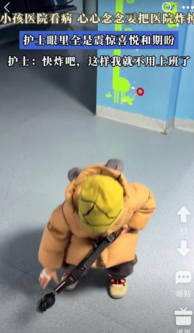 小孩去医院看病，最怕打针。这不，这还穿着尿不湿的娃娃，因治病被护士扎了两天针。