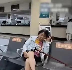 江苏一家医院的候诊区，一名男子路过长椅时忽然停住脚步，目光落在不远处坐着的老人身