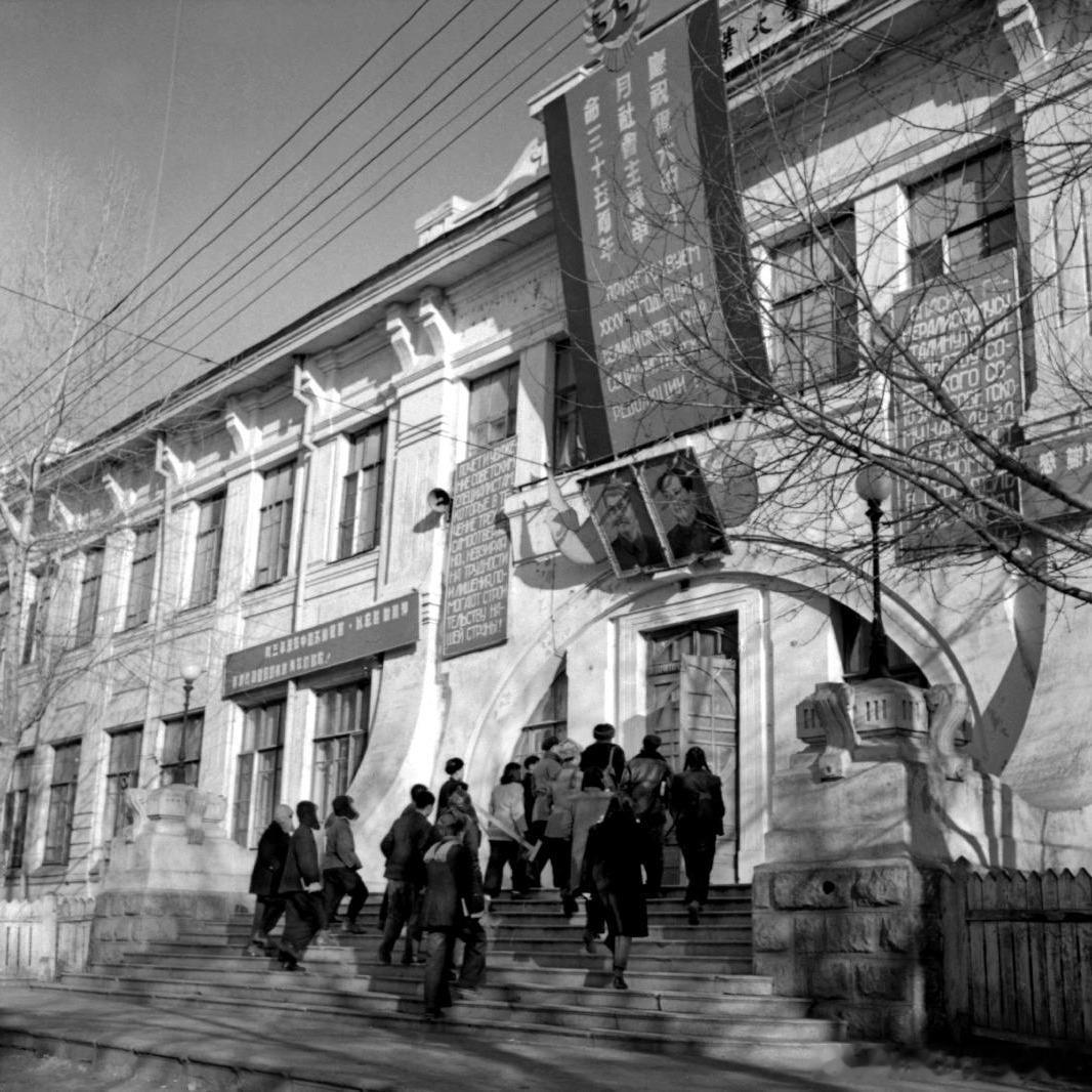 1952年，哈尔滨工业大学，一天的学习开始了。摄影郑光华​​​