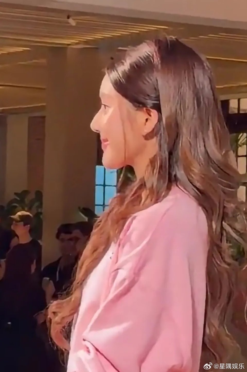 赵露思怎么越来越像个假人了​​​