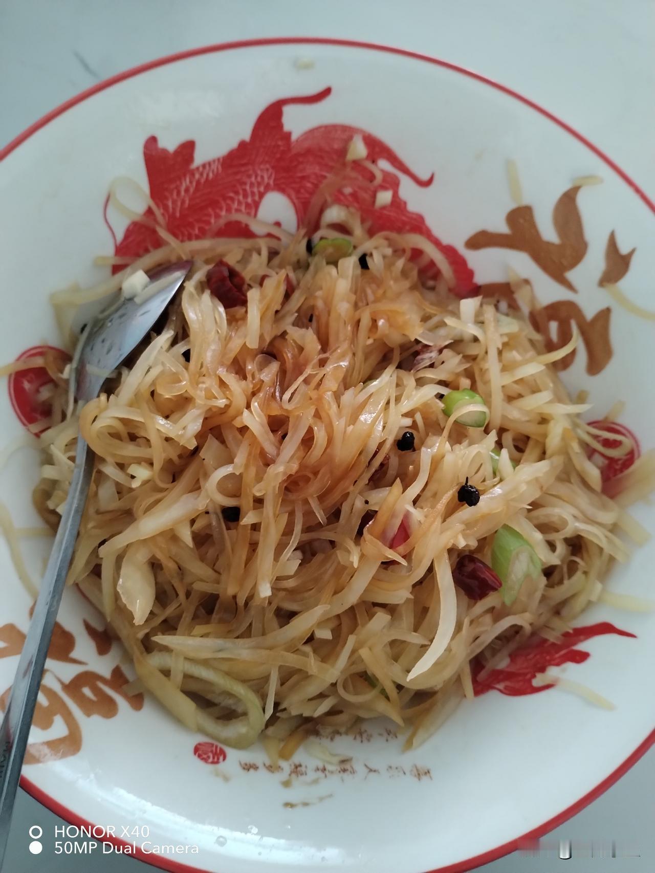 中午叫老公回家吃饭，他最近时间很宽裕，早上八点半出去，下午两点多回来。我煮了一锅