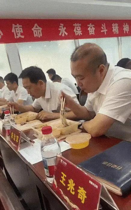 那边录像呢，在难吃也要咽下去。[捂脸哭]