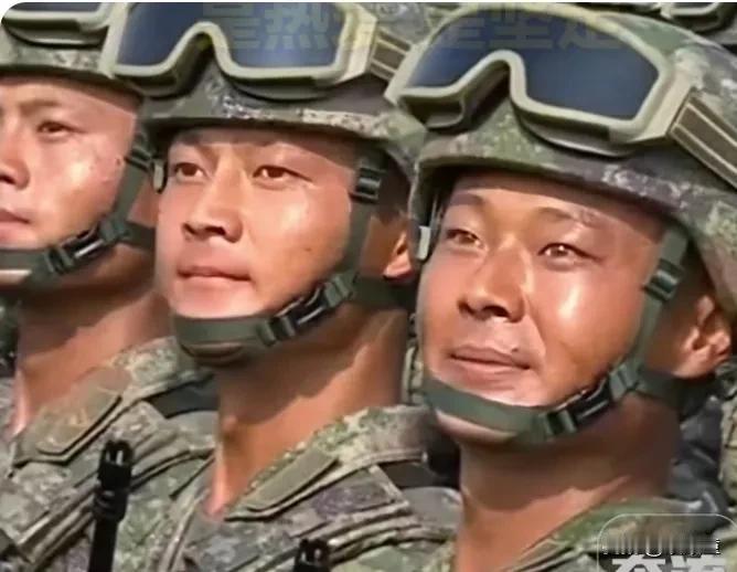 这下出名了！昨天，阅兵的时候，一位“显眼包”让大家印象深刻，尤其是他那瞪的铜铃
