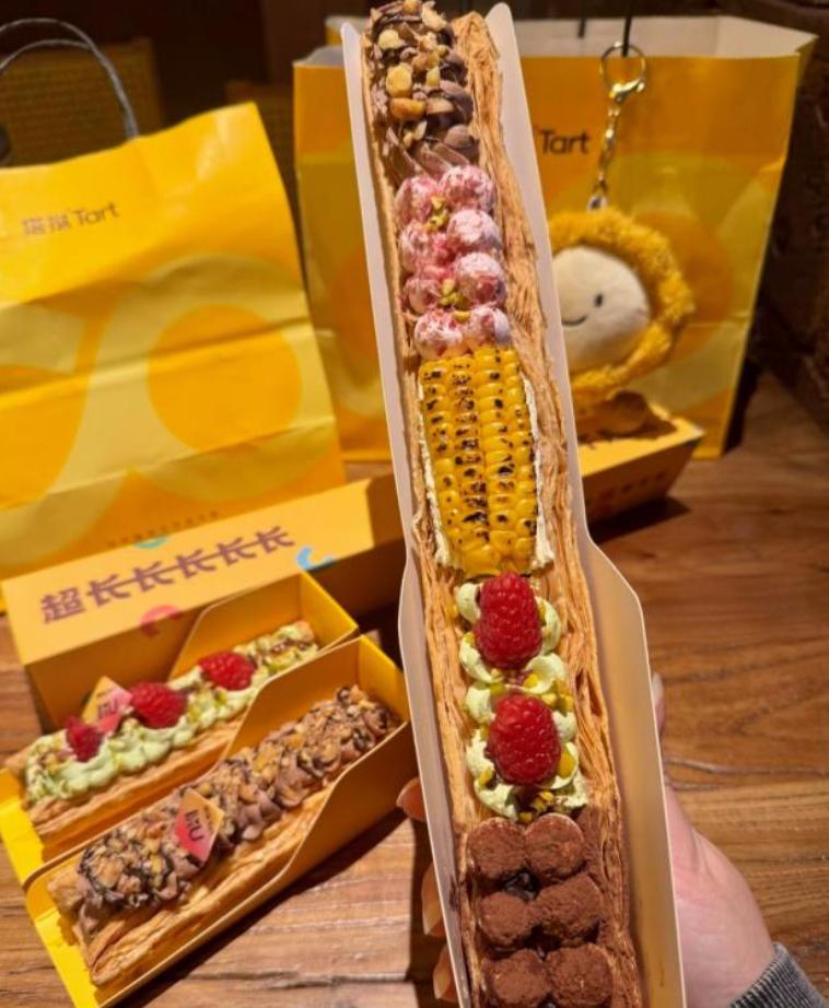 利润离谱。 一根60厘米超长蛋挞，挞皮3.3元，包装盒0.9元，蛋液撑死5块