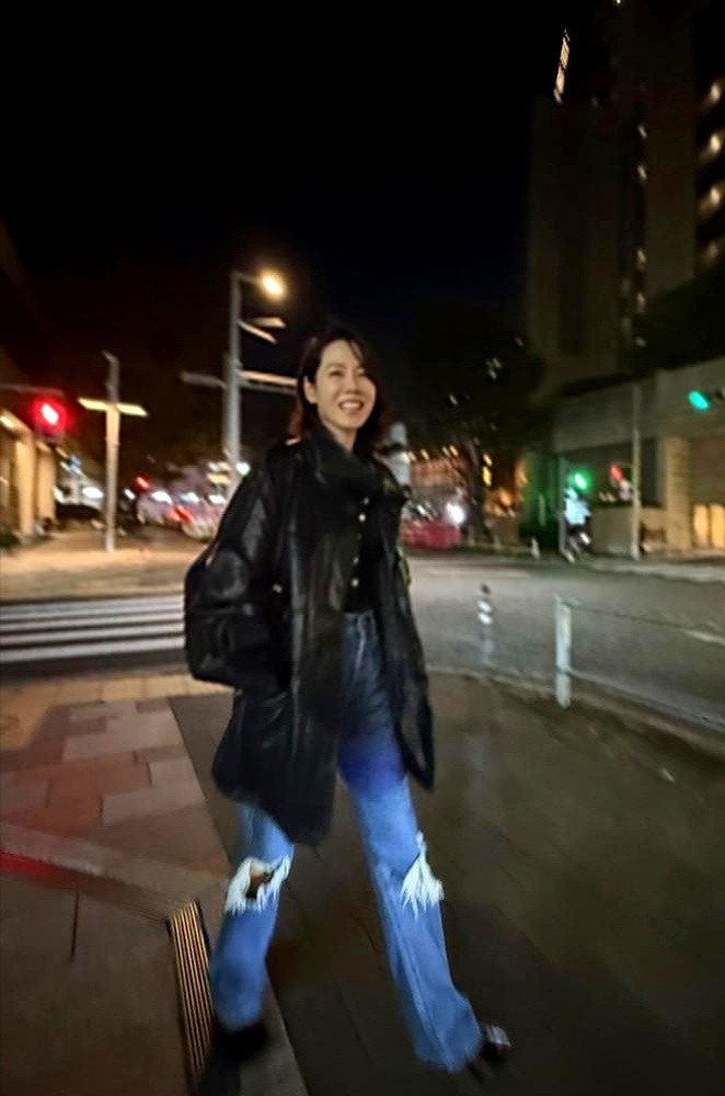 放大一张孙艺珍的高尔夫球照，墨镜倒影里竟然趴着一个男人。网友顺着反光一看，拍照的玄彬为了给老婆找个显