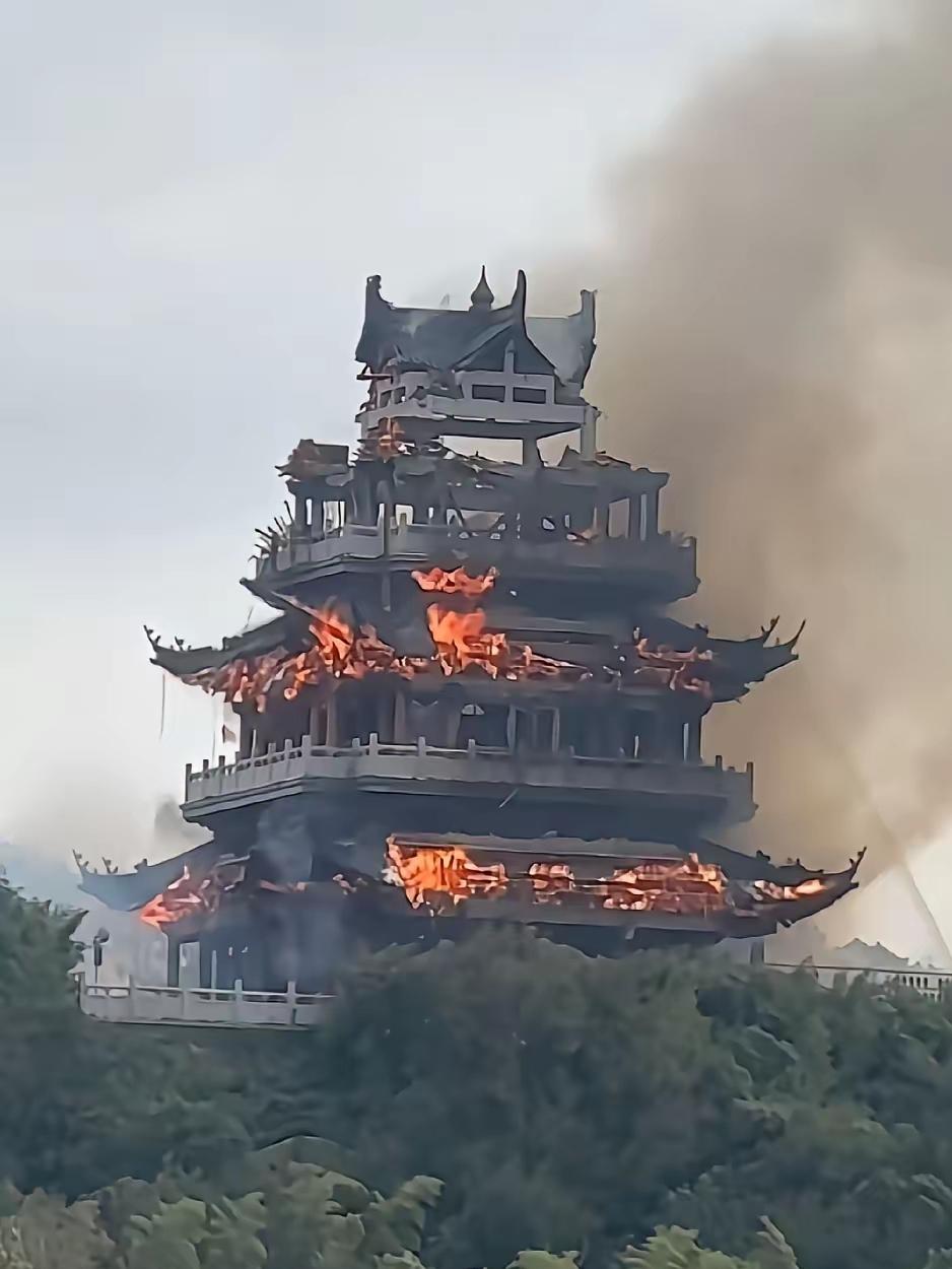 凤凰山永庆寺突发大火，看着视频里浓烟滚滚、只剩钢筋混凝土框架的建筑，不少人都