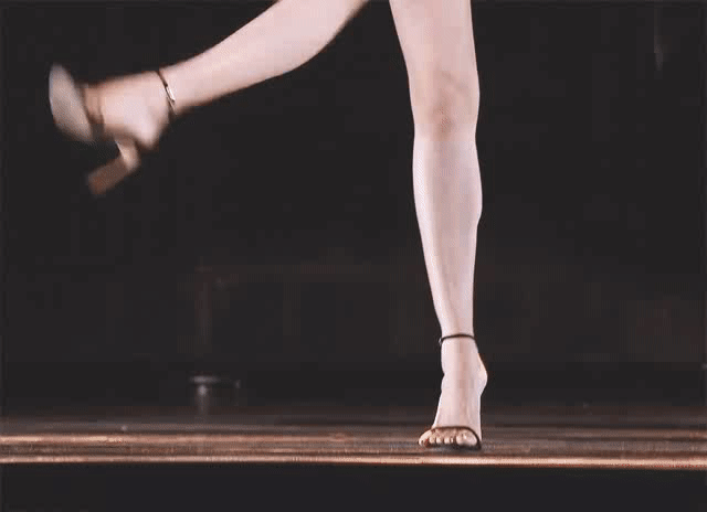 内娱怼粉最绝的是不是江疏影？粉丝催她进组，她直接甩出动态表情包：“一脚踢飞，老娘