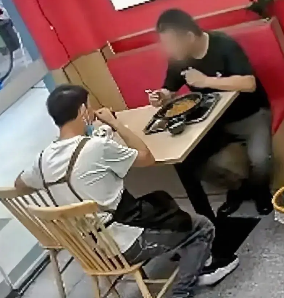下午5点半左右，一黑衣男子推门进饭店，直接跑到厨房问老板招不招工，老板说需要一名