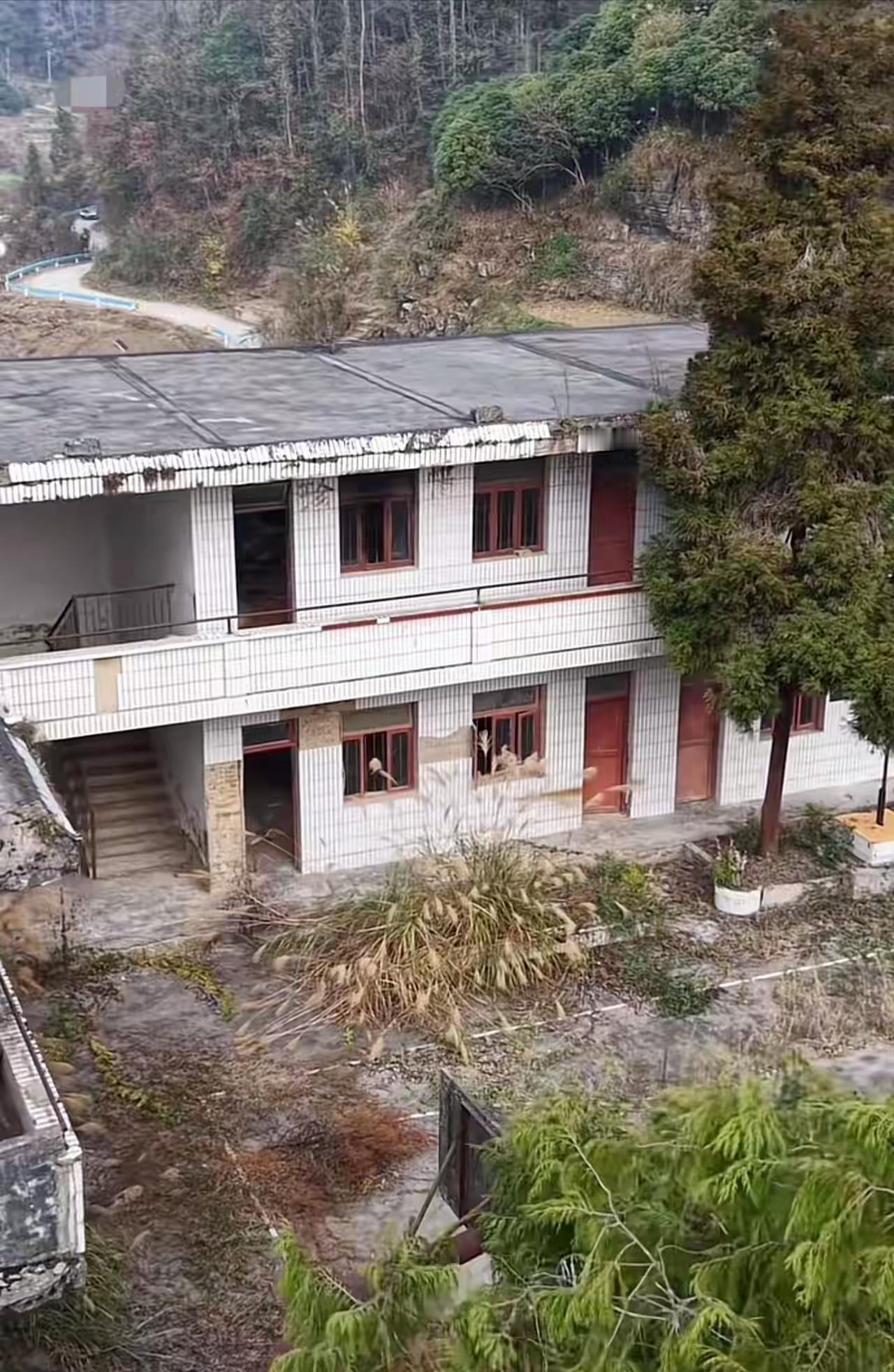 农村好多中小学都倒闭了，看着有点心酸，回忆农村中小学的发展历程，才知道太不容易了