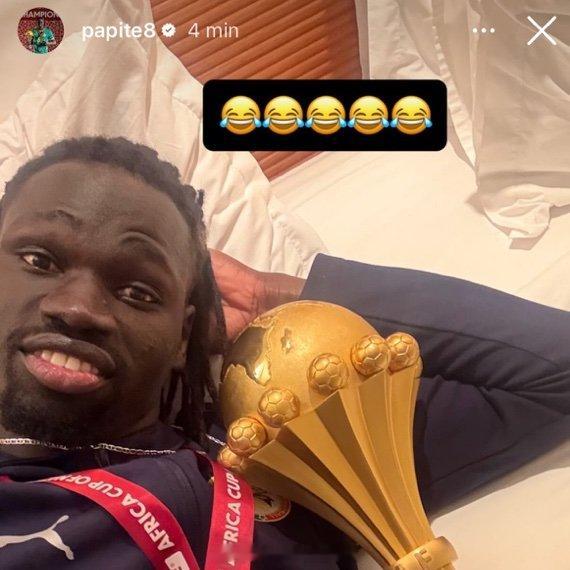 塞内加尔非洲杯冠军被剥夺非洲杯冠军被改判给摩洛哥消息传出之后，两名塞内加尔现