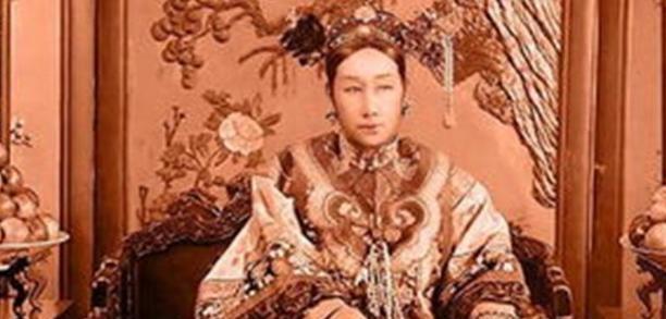 慈禧每次和李莲英独处，房间里总能传出一些奇怪的叫声。一宫女因为好奇，于是偷偷往房