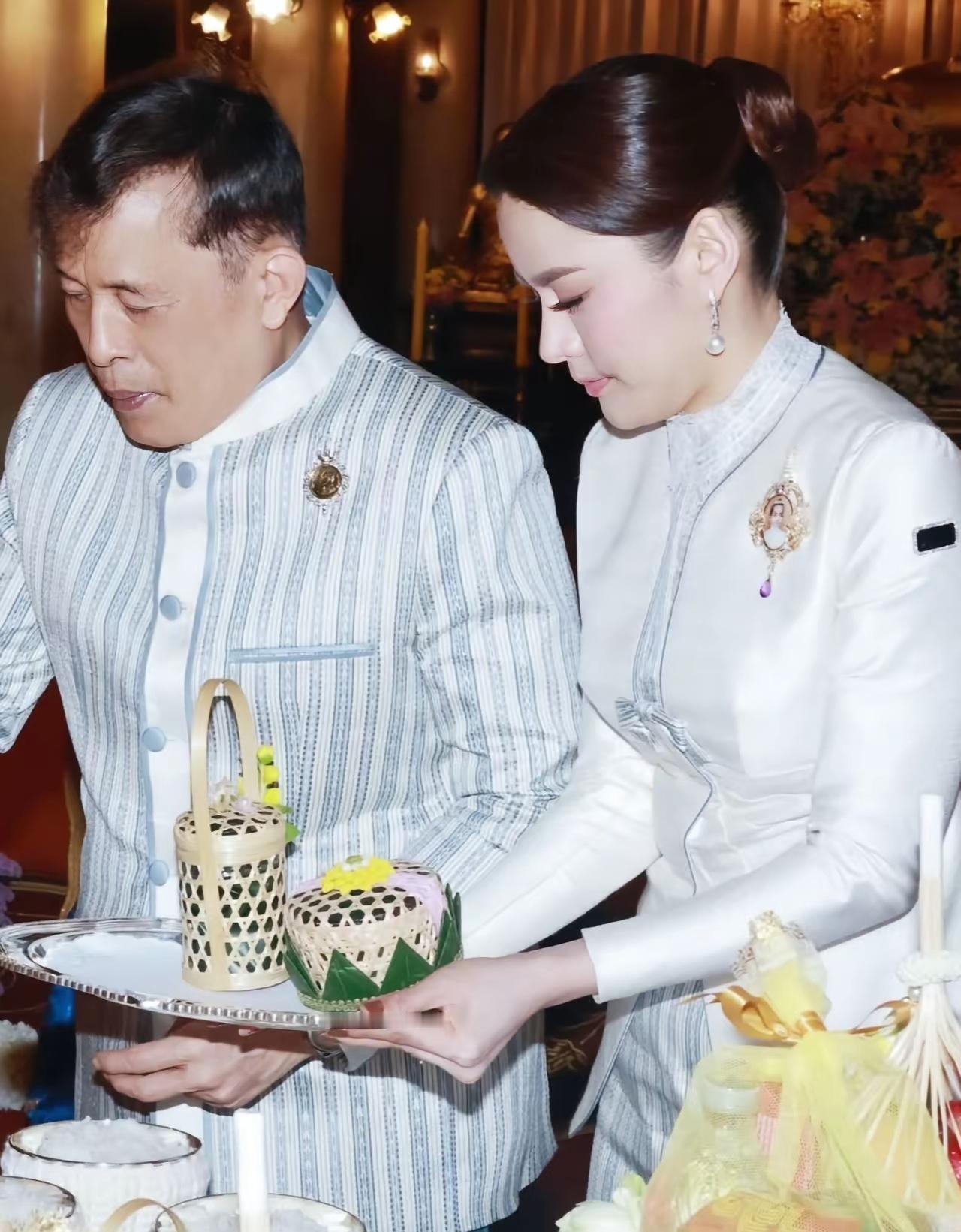 泰国王室的时尚密码，大概就藏在这些"情侣装"里了。铁打的泰王，流水的妃嫔。看