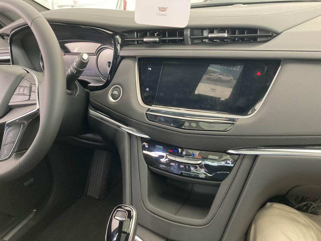 公司里面财务的老王开一辆老款的凯迪拉克XT5，我们都问他为什么不换辆新能源？因