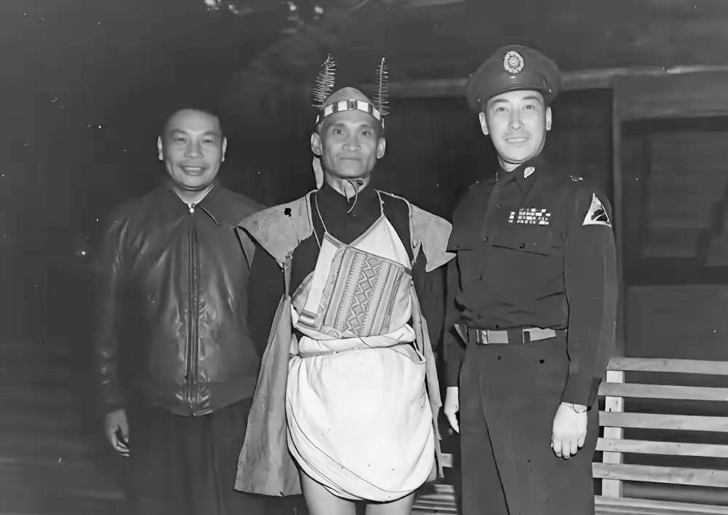 1950年，蒋经国和弟弟蒋纬国兄弟专程来到日月潭，拜访当地邵族的首领毛信学时，留