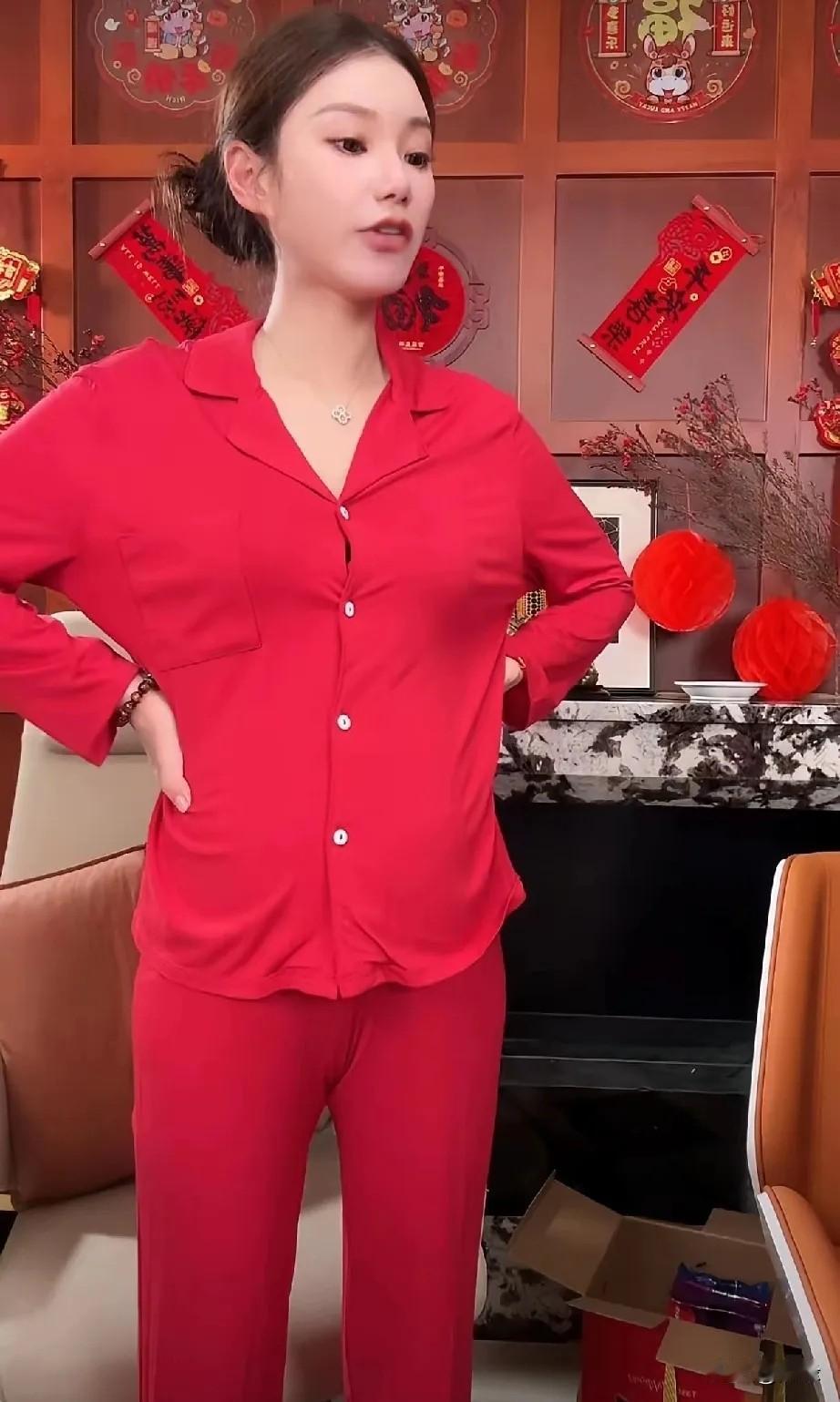 马筱梅终于说出了自己委屈！她穿着大红睡衣跟粉丝拉家常，说怀孕前三个月真的很煎熬