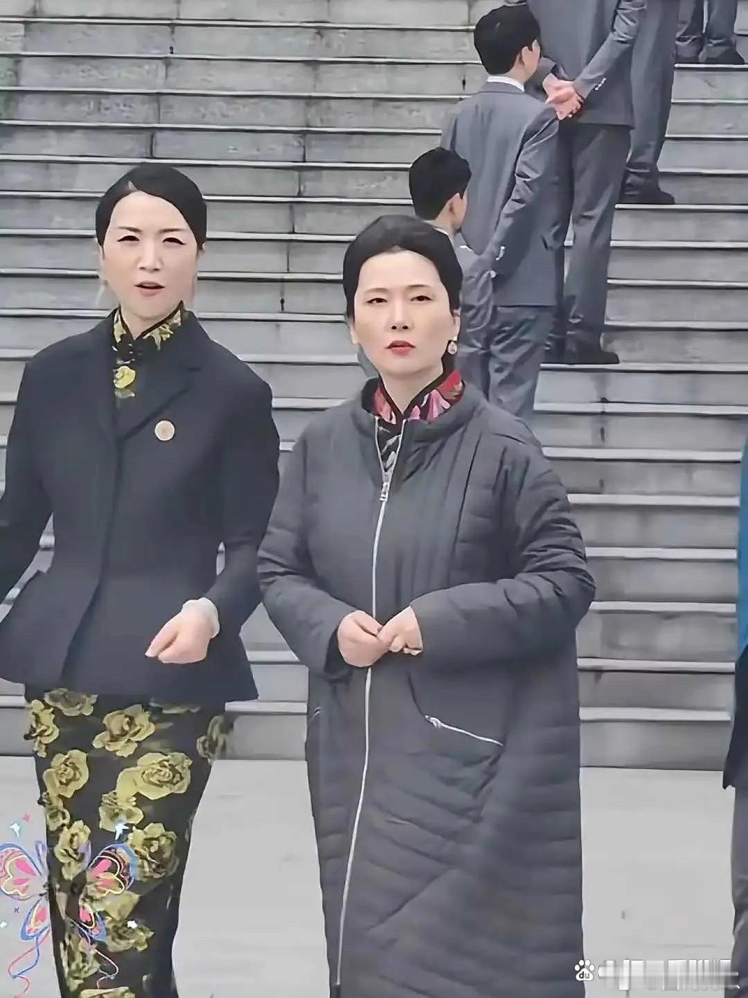 何赛飞这身穿搭真的太舒服了，保暖又好看，气质温柔又接地气，完全不用为了好看挨冻～