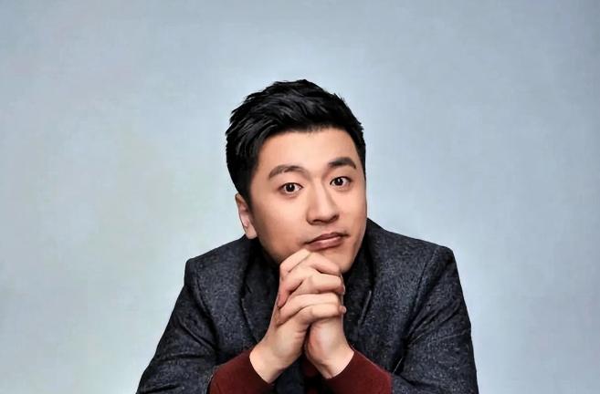 网上流传着一段关于张雪峰择业观点的总结，说得又冷又现实：“公安系统家庭更懂警校，
