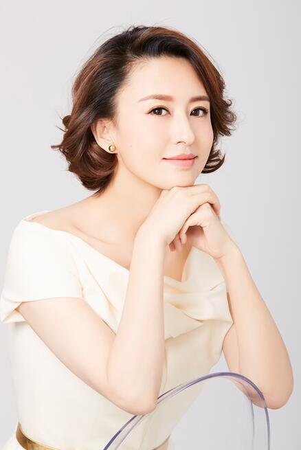 2013年，富豪王吉财追求央视名嘴张蕾，张蕾拒绝:“虽然你身家百亿，但我们不适合