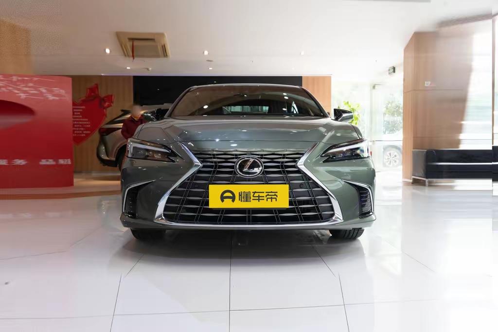 朋友们，今儿聊个让我这老车迷都愣了三秒的梗：雷克萨斯ES，裸车21万多！就那个以