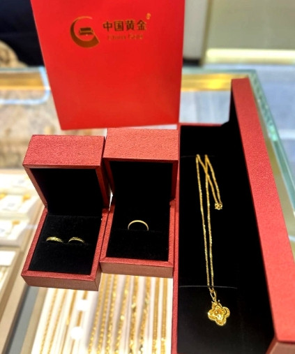 儿子过两天要订婚，准儿媳给儿子打电话说不用给她买五金了，黄金首饰给她8万块钱，折