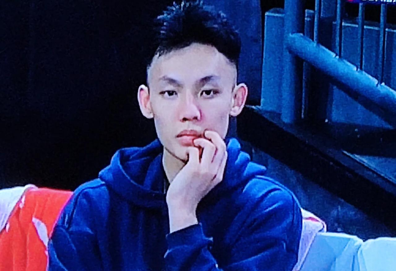 帅气的徐杰越来越稳重，理个新发型有点大将军风范，球迷很希望他能夺常规赛MVP，常