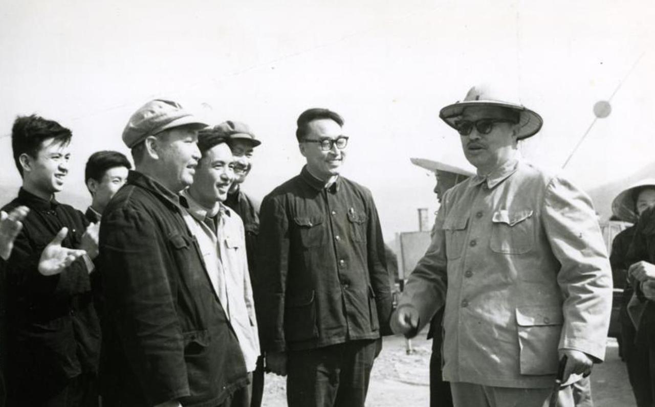 1960年，贺老总前往哈尔滨飞机制造厂视察，问厂长：“送给胡志明的直升机（当专机