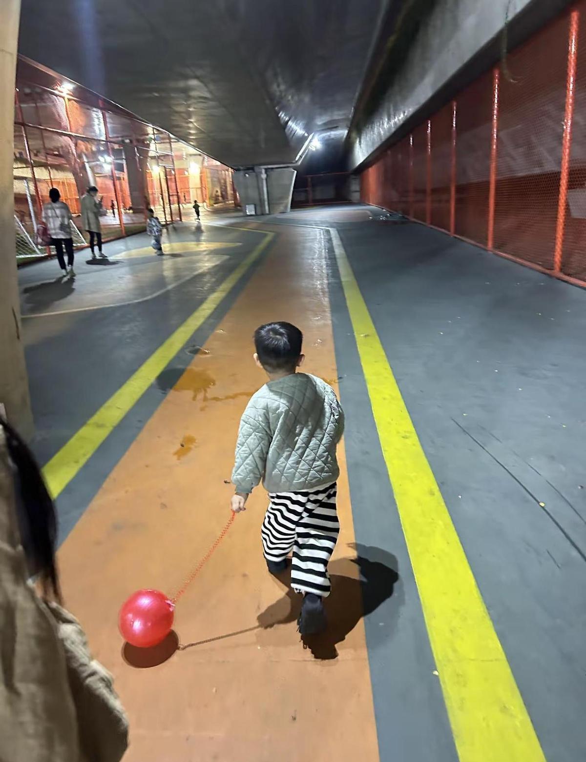 当妈以后才懂，孩子不是你的作品，是来陪你长大的人。不逼他考第一，不骂他慢半拍，