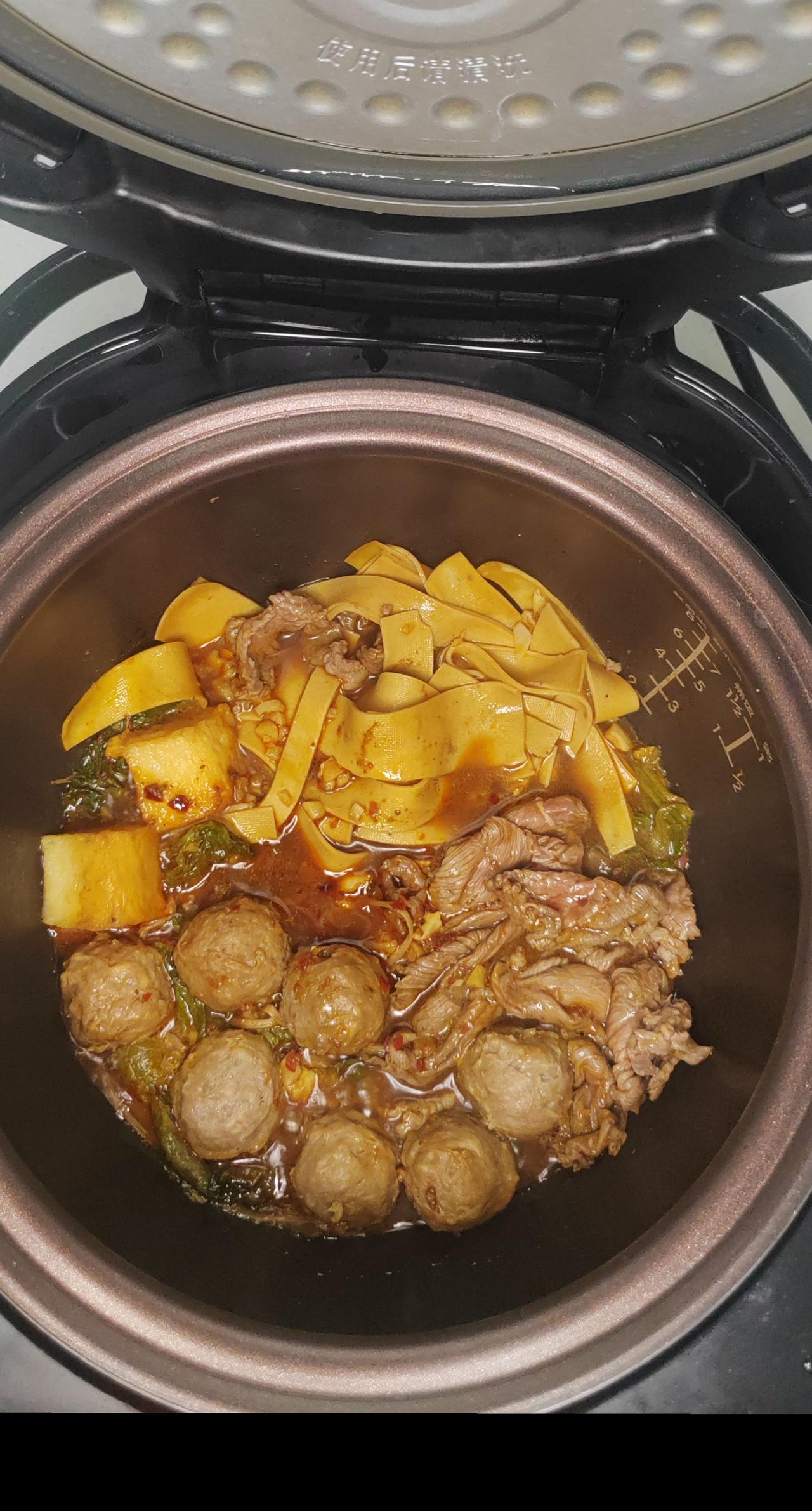 电饭煲搞定减脂麻辣烫！🍚冰箱剩菜秒变减脂麻辣烫，电饭煲就能搞定！材料简单，做法