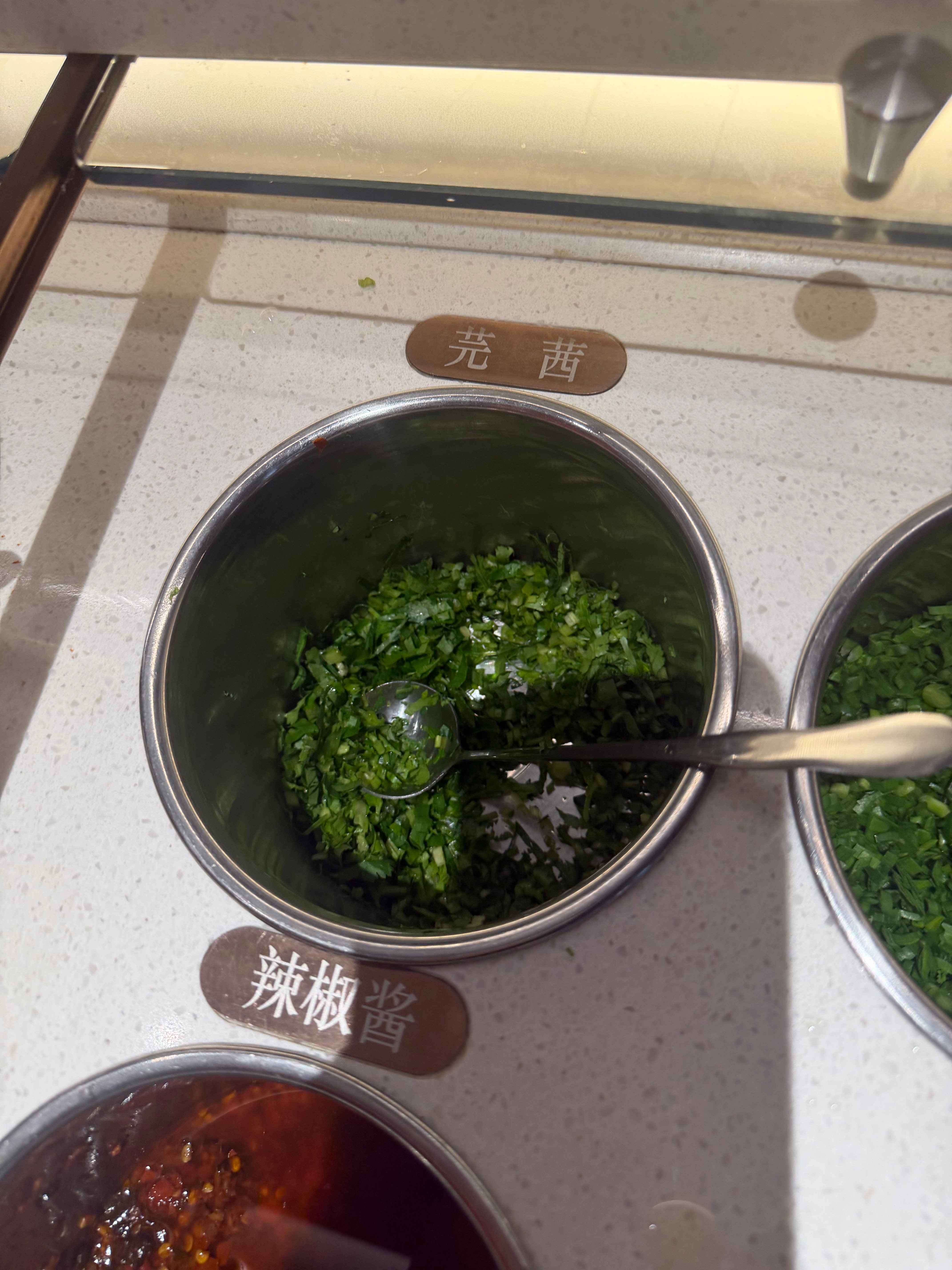 来了个一饭封神厨师的粥底火锅，这里香菜叫这个