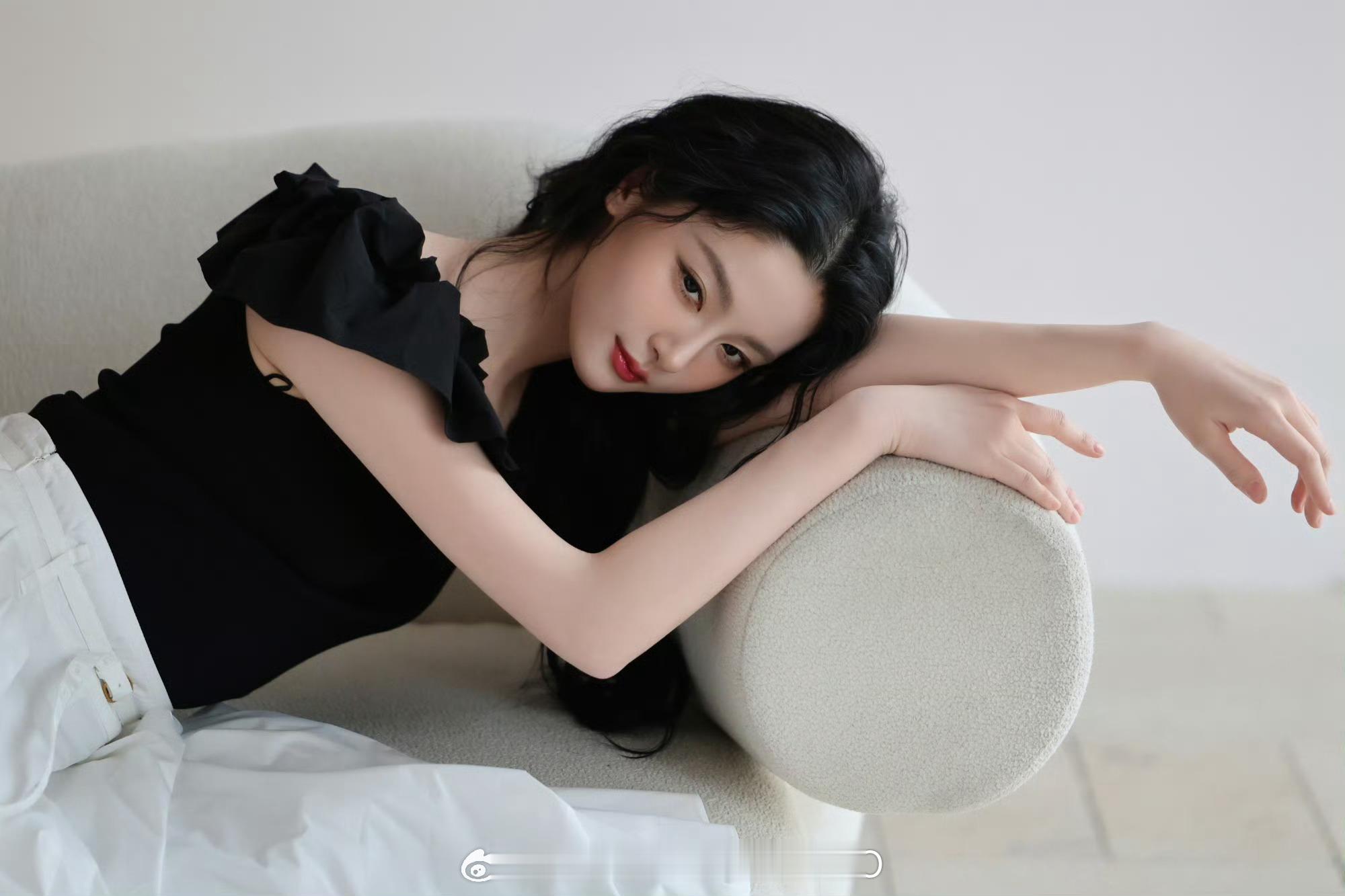 于正又夸赵晴好看了赵晴杂志封面大片今日释出，有种甜美又御姐的美，时尚表现力很强