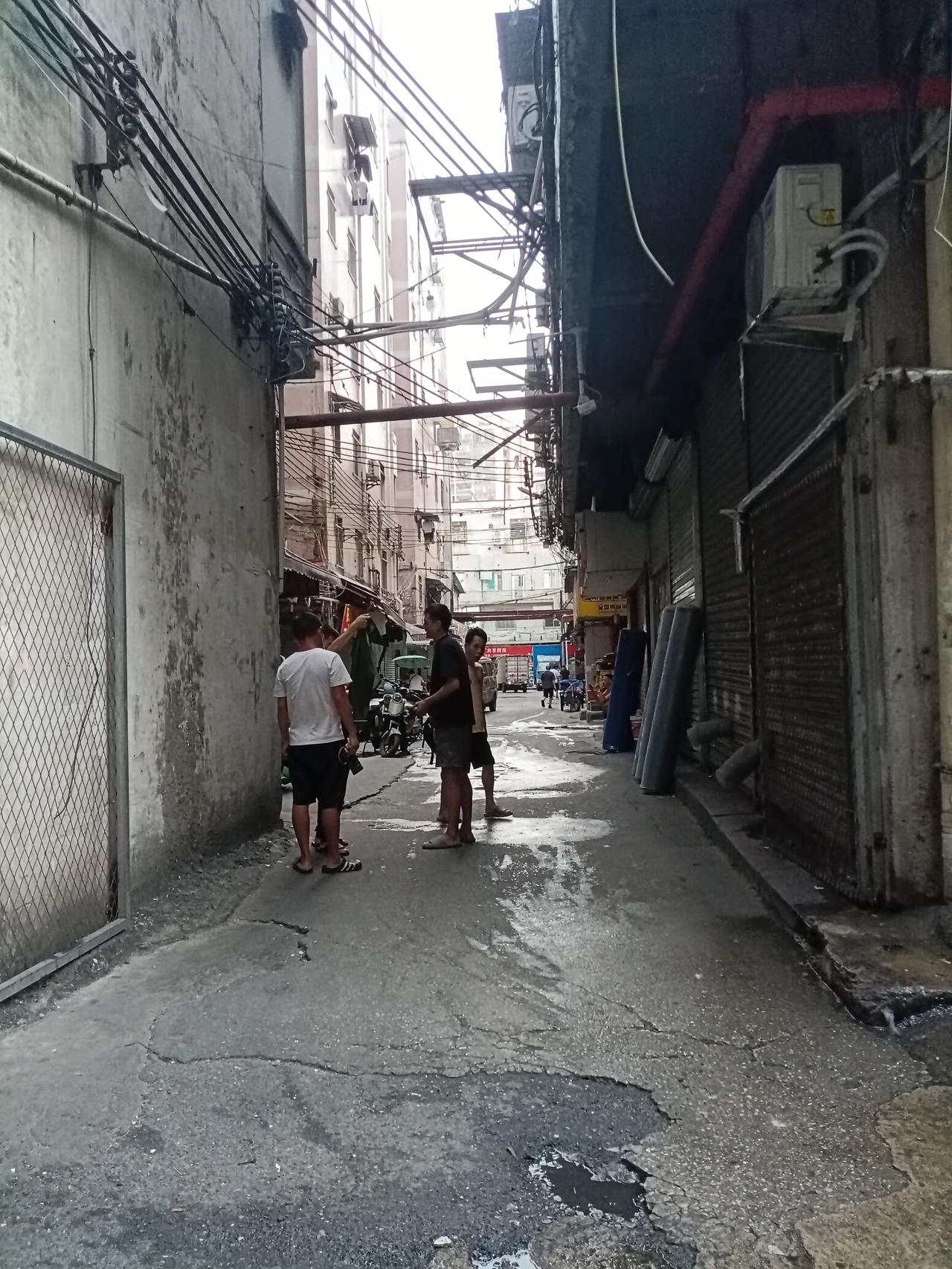 广州海珠区鹭江村街头，七八层的出租房和厂房随处可见，密密麻麻的，非常的壮观。
