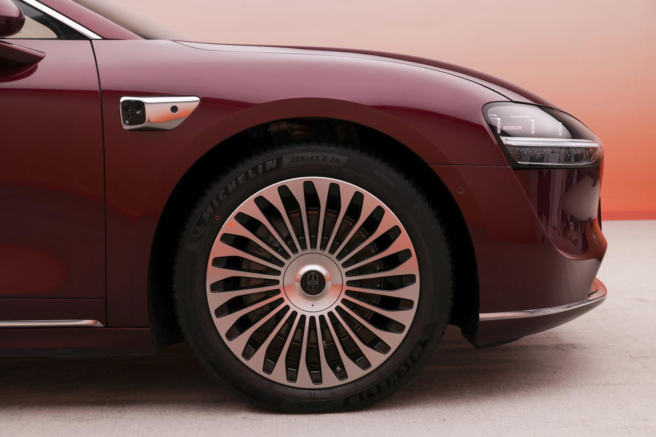 在近期的静态评测中，新款享界S9以“全景智慧旗舰轿车”的身份全面展现旗舰9系的技