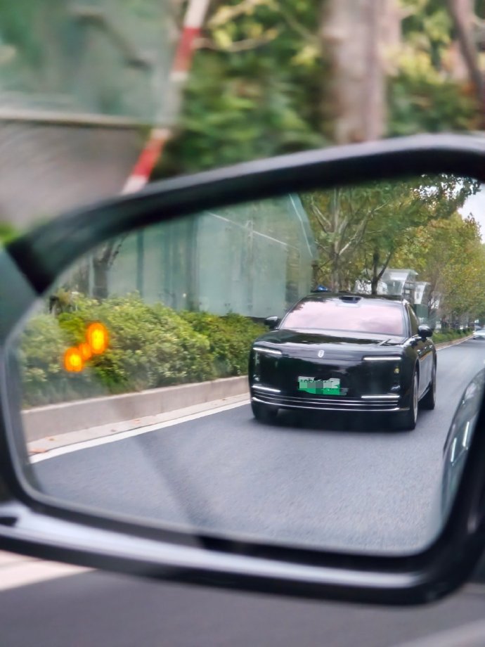 尊界S800在上海随处可见尊界最牛的是，在非常短的时间内就在消费者的心里树立