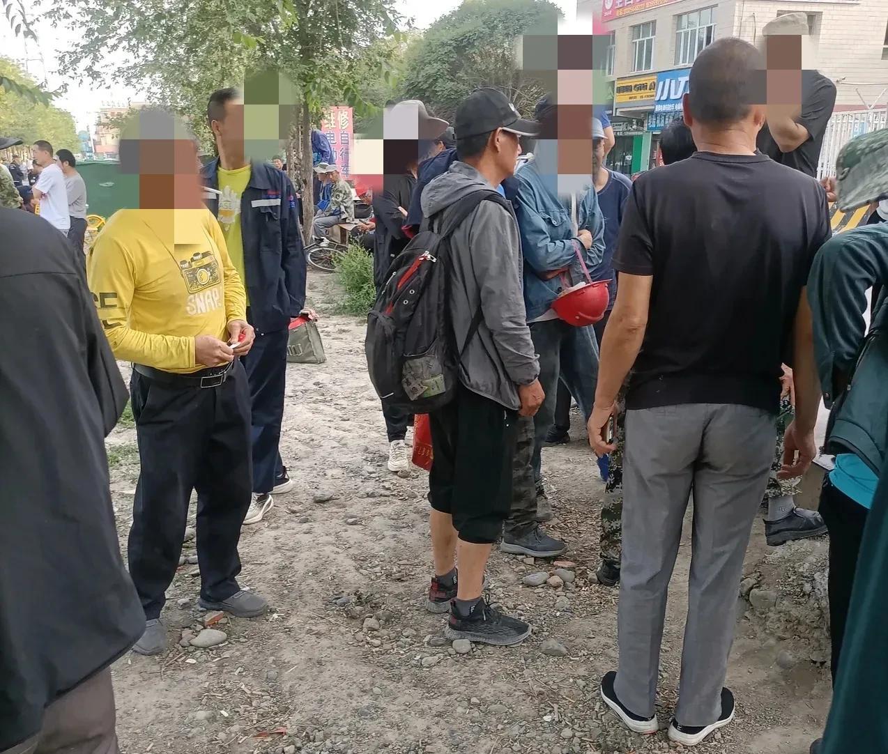 今年新疆乌鲁木齐活少人多工价低的可怕，我一个老乡在乌鲁木齐粮校每天干日结工，他在