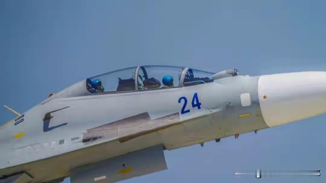 800米贴身锁尾！苏-30硬刚F-35，四代机打赢五代机，靠的根本不是运气！