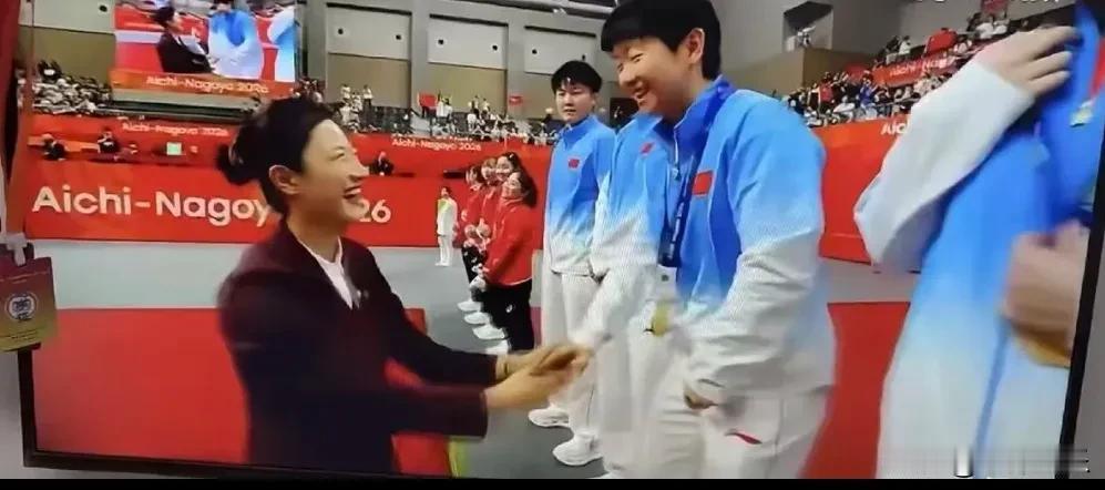 太令人感动了！原来为国乒颁奖的是丁宁，她和孙颖莎握手的时候，两人都笑得好开心呀！