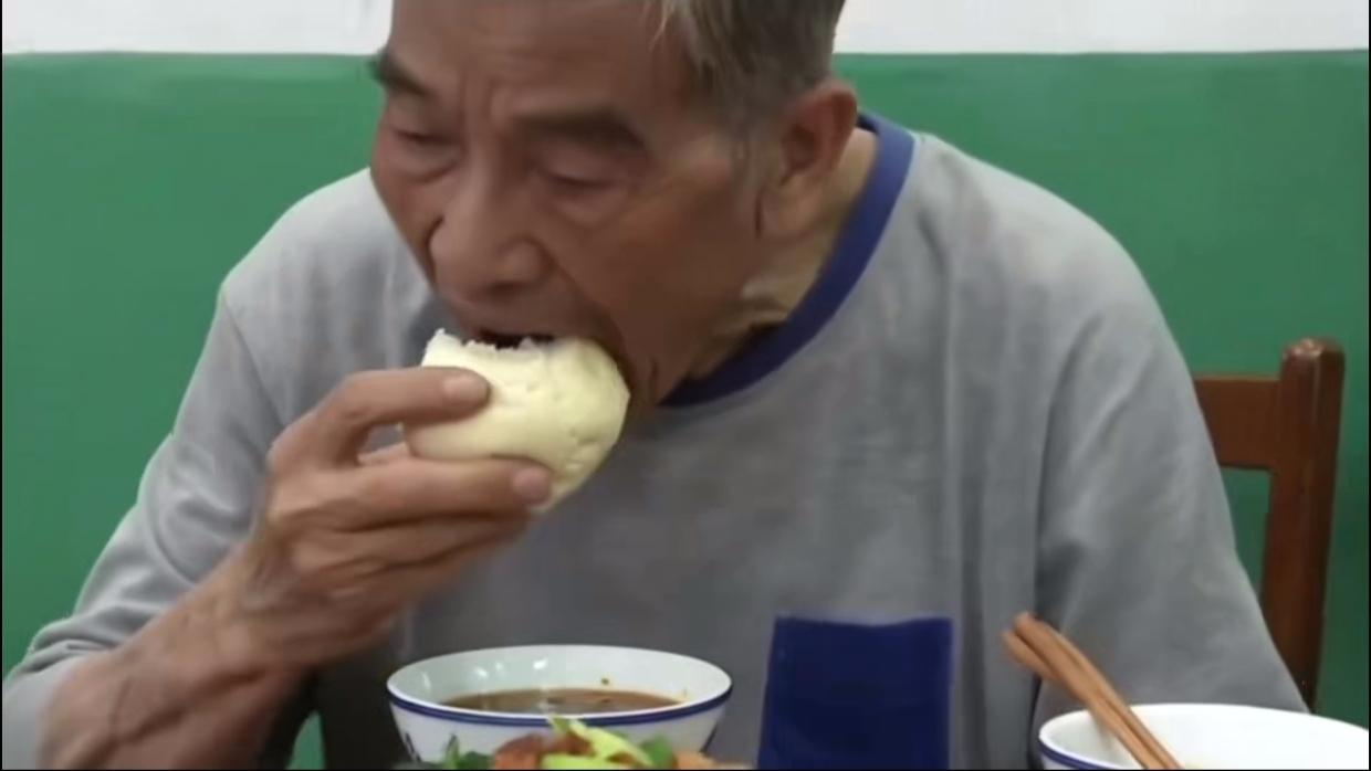 白所成在温州看守所吃的一日三餐到底是些什么？首先白所成目前应该还处于看守所羁押
