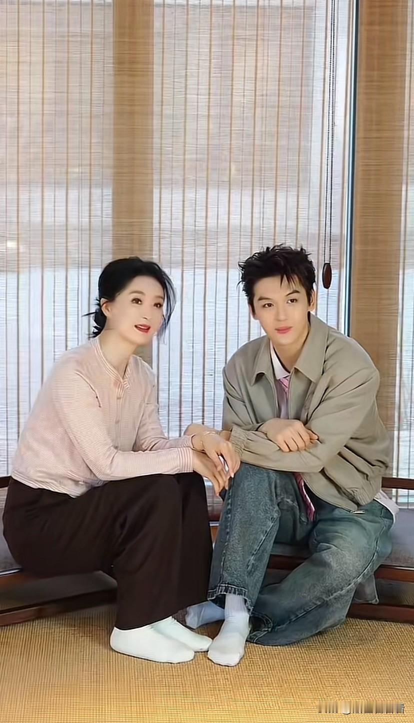 王艳跟儿子又拍了一组照片，儿子不光身高比妈妈高了，他说的话字里行间都透露着对妈妈