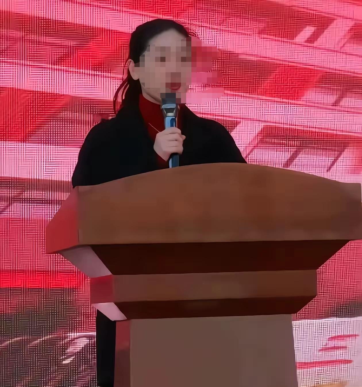 福建三明一中的雷副校长被停职了！也是，她该被停职。作为分管德育的副校长，在批评一