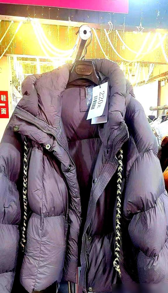 专柜买一件的钱，在这儿能填满三个超大行李箱。标价近两千的羊绒衫，我张嘴甩出一百八