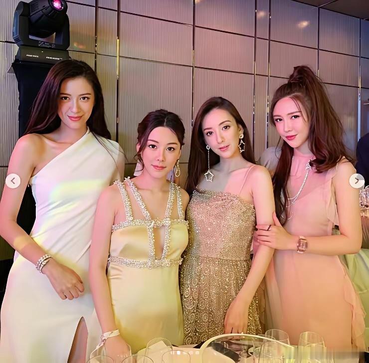 方媛本身就不高，但蔡天凤更矮，人堆里她最矮，但她那张脸颜值是真的高，众人中她最靓