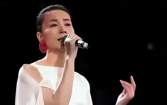 1997年，王菲以6000w的天价，签约百代唱片公司。拿到钱的第一时间，她跑到北