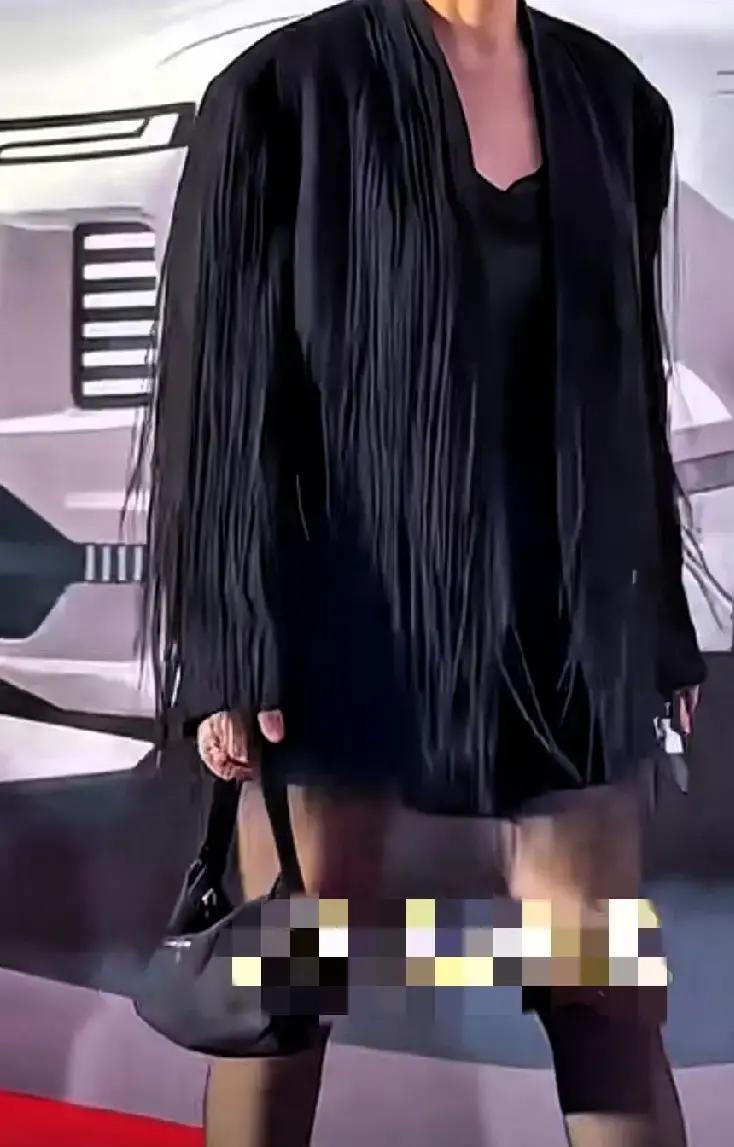 61岁张凯丽走红毯，因为没穿“老太太该穿的衣服”，被骂上热搜。她选了件流苏