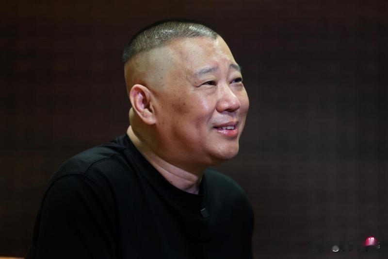 某郭姓相声演员，在商业演出中粗俗改编经典红歌。2026年7月24日，郭某随旗