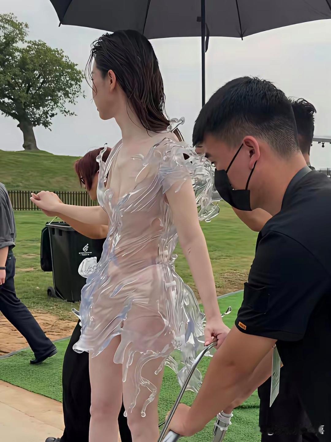 戚薇胆子真不小！穿条3D打印的裙子亮相，得靠别人推小车挪她，姐太会玩了！​