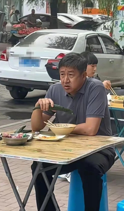 大明星也吃路边摊，你看他也太低调了吧，没有成群结队的保安围着，也没有随行的工作人